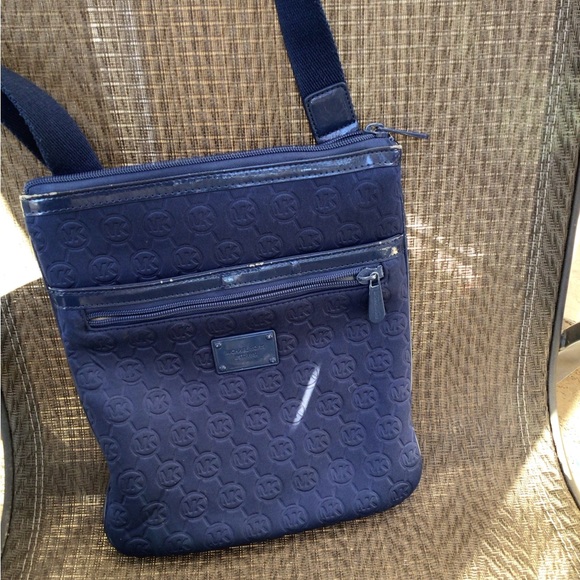 ❌️SOLD❌️ Michael Kors Neon Blue Neoprene Messenger Crossbody Bag - Picture 3 of 12